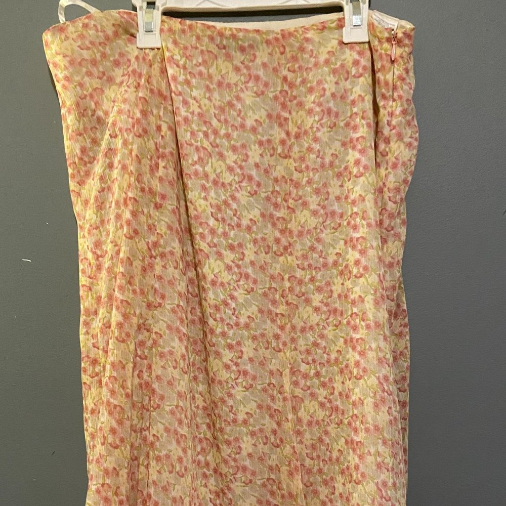 Jones Wear Floral Skirt Size 12 in Excellent Condition